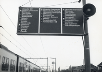 170761 Afbeelding van het aankondigingsbord op het perron van het N.S.-station Utrecht Overvecht te Utrecht.